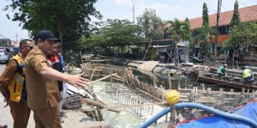 Bupati Sidoarjo H Subandi bersama rombongan, saat sidak langsung proyek jembatan Candinegoro Wonoayu.