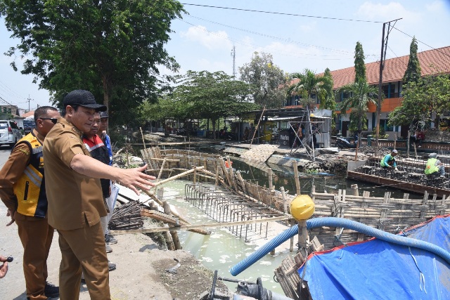 Bupati Sidoarjo H Subandi bersama rombongan, saat sidak langsung proyek jembatan Candinegoro Wonoayu.