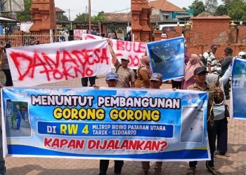 Puluhan warga Desa Mliriprowo, Kecamatan Tarik, saat demo tagih proyek gorong-gorong di Dusun Pajaran Utara.