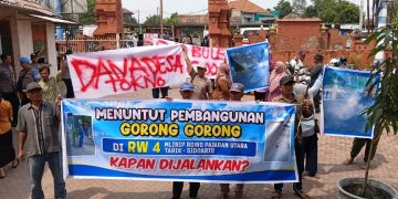 Puluhan warga Desa Mliriprowo, Kecamatan Tarik, saat demo tagih proyek gorong-gorong di Dusun Pajaran Utara.