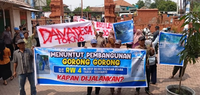 Puluhan warga Desa Mliriprowo, Kecamatan Tarik, saat demo tagih proyek gorong-gorong di Dusun Pajaran Utara.