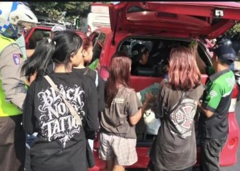 Petugas mengamankan anak remaja yang diduga jadi korban tindak pidana TPPO di Medaeng, Waru Sidoarjo.