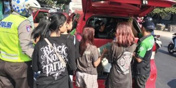 Petugas mengamankan anak remaja yang diduga jadi korban tindak pidana TPPO di Medaeng, Waru Sidoarjo.