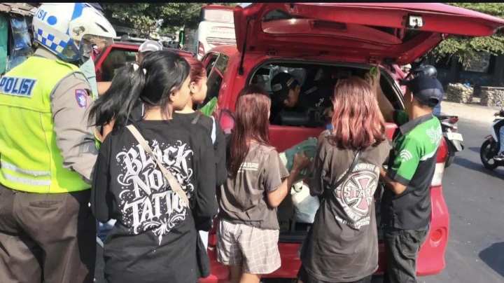 Petugas mengamankan anak remaja yang diduga jadi korban tindak pidana TPPO di Medaeng, Waru Sidoarjo.