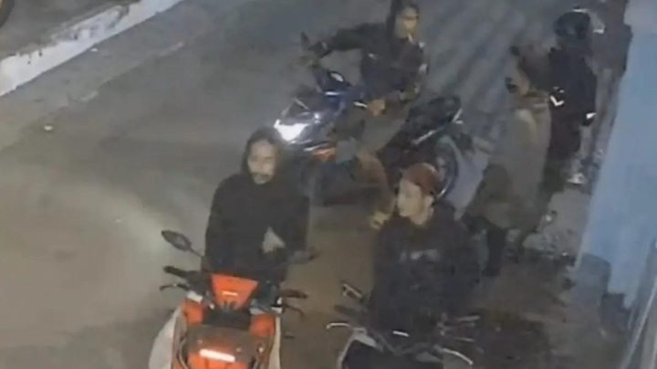 Rekaman CCTV aksi pencurian kendaraan bermotor di kawasan permukiman belakang Mapolresta Sidoarjo di Cemengkalang.