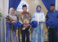 Wabub Sidoarjo Mimik Idayana, saat memotong pita peresmian kantor pusat Mabruro Tour and Travel di Ruko Pagerwojo.