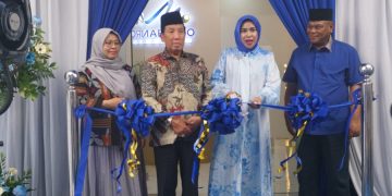 Wabub Sidoarjo Mimik Idayana, saat memotong pita peresmian kantor pusat Mabruro Tour and Travel di Ruko Pagerwojo.