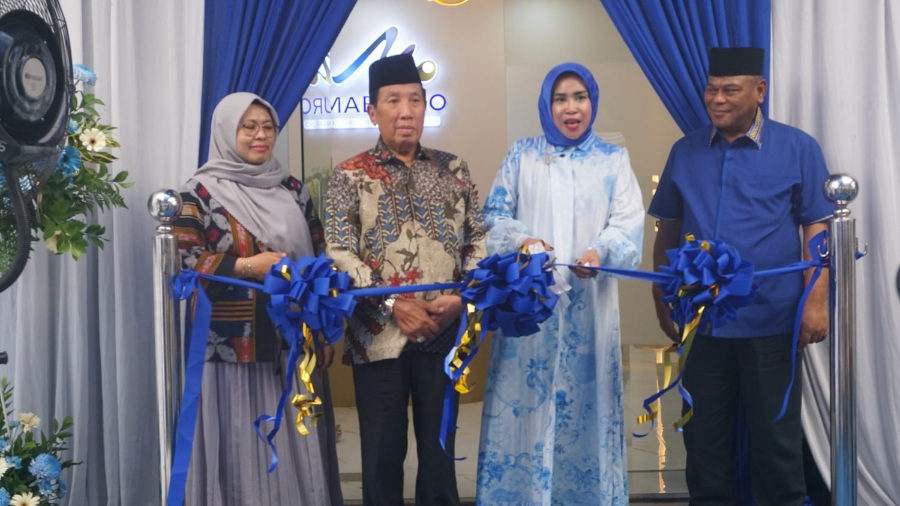 Wabub Sidoarjo Mimik Idayana, saat memotong pita peresmian kantor pusat Mabruro Tour and Travel di Ruko Pagerwojo.