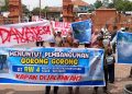 Warga Mliriprowo, Kecamatan Tarik, Sidoarjo, saat melakukan aksi demo jilid 1 di kantor desa.