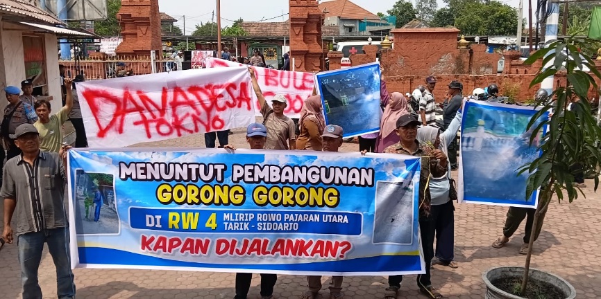 Warga Mliriprowo, Kecamatan Tarik, Sidoarjo, saat melakukan aksi demo jilid 1 di kantor desa.