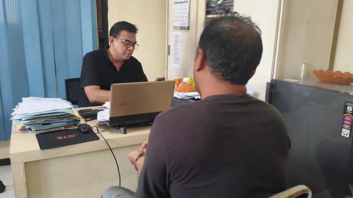 Suyanto saat dimintai keterangan petugas Polsek Sidoarjo Kota.