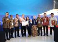 Mendag Budi Santoso (ketiga kiri) bersama perwakilan Astra dan mitra menyaksikan penandatanganan MoU pembelian ikan teri Desa Sejahtera Astra Jepara senilai Rp2 miliar oleh pembeli Jepang di Trade Expo Indonesia 2026, Rabu (14/10/2026).