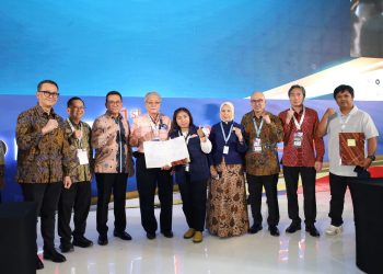 Mendag Budi Santoso (ketiga kiri) bersama perwakilan Astra dan mitra menyaksikan penandatanganan MoU pembelian ikan teri Desa Sejahtera Astra Jepara senilai Rp2 miliar oleh pembeli Jepang di Trade Expo Indonesia 2026, Rabu (14/10/2026).