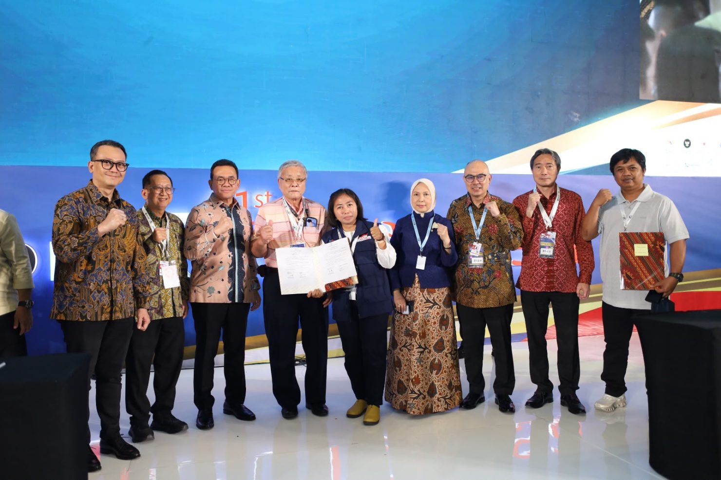 Mendag Budi Santoso (ketiga kiri) bersama perwakilan Astra dan mitra menyaksikan penandatanganan MoU pembelian ikan teri Desa Sejahtera Astra Jepara senilai Rp2 miliar oleh pembeli Jepang di Trade Expo Indonesia 2026, Rabu (14/10/2026).