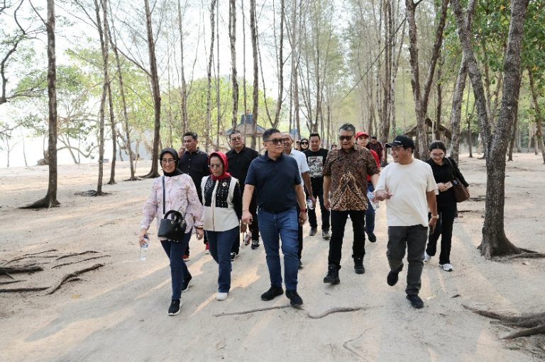 Sekjen PDI Perjuangan Hasto Kristiyanto menghadiri Workshop UMKM Gotong Royong dan Deklarasi Komunitas Pegiat Lingkungan Mangrove di Malang Selatan, Jawa Timur, Jumat (16/10/2026). (Foto: Monang Sinaga dan Tim Media PDIP)