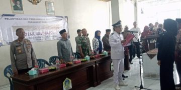 Foto : Kades Bulurejo Iwan Sofwan melantik Kasi Kesra Mega Ayu Safitri.