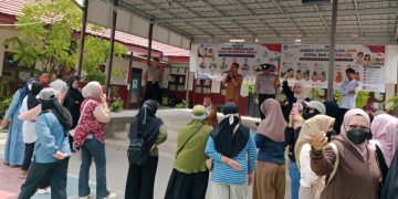 Suasana aksi damai Aliansi Masyarakat Peduli Anak di halaman SDN 011 Muara Jawa yang dikawal langsung oleh aparat Polsek Muara Jawa, Senin, 27 Oktober 2026. (Foto: ist./Darmanto)
