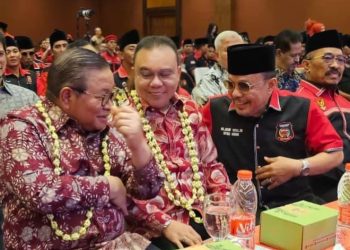 Ketum Ormas Madas Nusantara KRH.HM. Jusuf Rizal (kanan); Ketua DPR RI Prof. Dr. H. Sufmi Dasco Ahmad (tengah); dan Gubernur DKI Jakarta Pramono Anung (Kiri) dalam Peringatan HUT ke-2 Ormas Madas Nusantara.