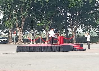Asisten I Bidang Pemerintahan dan Kesejahteraan Rakyat (Kesra) Kabupaten Gresik, Suprapto, A.P., M.Si., bertindak sebagai inspektur upacara Hari Sumpah Pemuda ke-98 di Gresik.