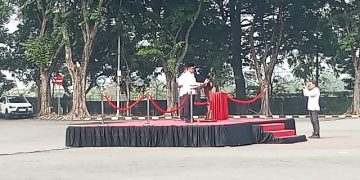 Asisten I Bidang Pemerintahan dan Kesejahteraan Rakyat (Kesra) Kabupaten Gresik, Suprapto, A.P., M.Si., bertindak sebagai inspektur upacara Hari Sumpah Pemuda ke-98 di Gresik.