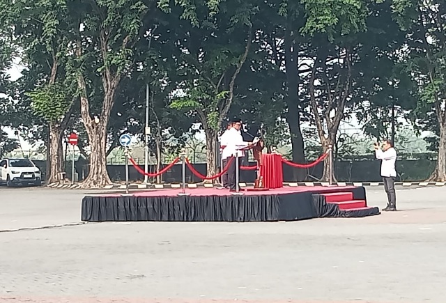 Asisten I Bidang Pemerintahan dan Kesejahteraan Rakyat (Kesra) Kabupaten Gresik, Suprapto, A.P., M.Si., bertindak sebagai inspektur upacara Hari Sumpah Pemuda ke-98 di Gresik.