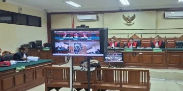 Suasana sidang pungli dokumen tanah, eks Kades Mulyodadi Slamet Priyanto di Pengadilan Tipikor Surabaya. (Foto: Jumain Agus Santoso)
