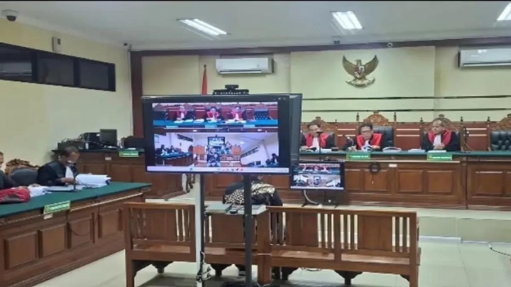 Suasana sidang pungli dokumen tanah, eks Kades Mulyodadi Slamet Priyanto di Pengadilan Tipikor Surabaya. (Foto: Jumain Agus Santoso)